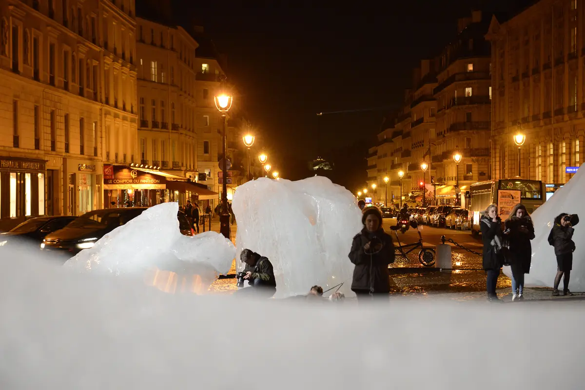 Glaciäris från installationen Ice Watch på Place du Panthéon i Paris 2015