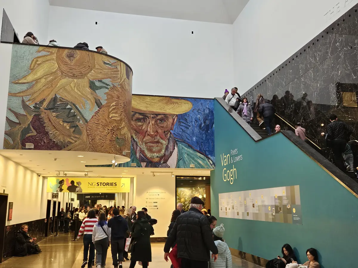 Besökare i National Gallerys utställningssalar i London