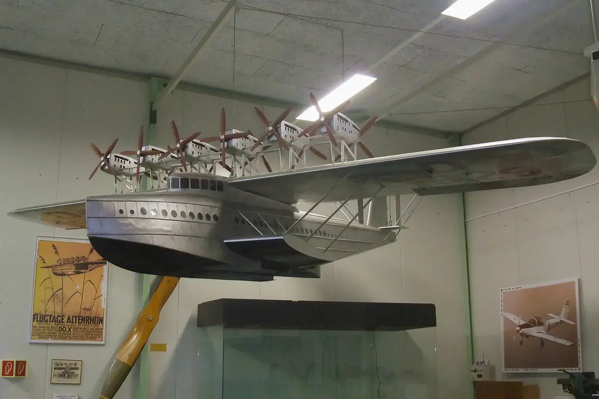 En museimodell av det historiska flygplanet och flygbåten Dornier Do X