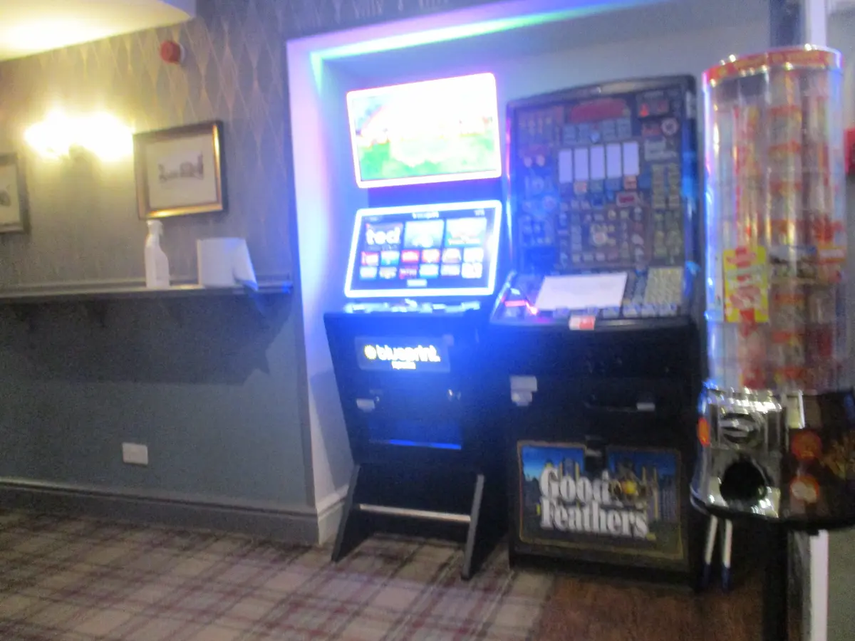 Två äldre brittiska fruktspelautomater i en lokal i Wetherby